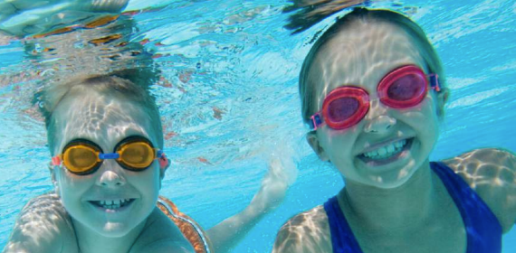 Photo de 2 enfants souriant sous l'eau