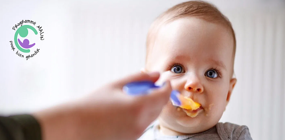 Image de bébé en train de manger avec le logo "Programme Malin pour bien grandir"
